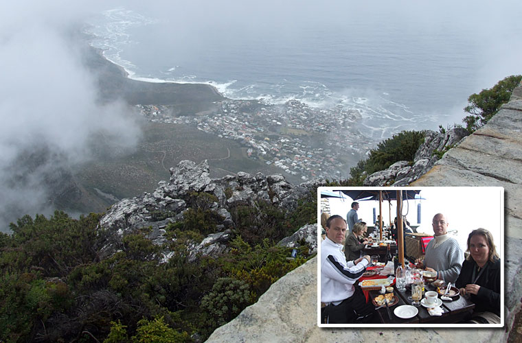 Hul i skyerne afslører hvor højt vi er oppe. På Table Mountain var det også tid til frokost. Vi fik lækker frokost fra picnickurve.